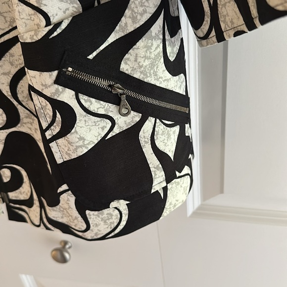 Woman’s beautiful jacket fully lined. - Picture 4 of 9